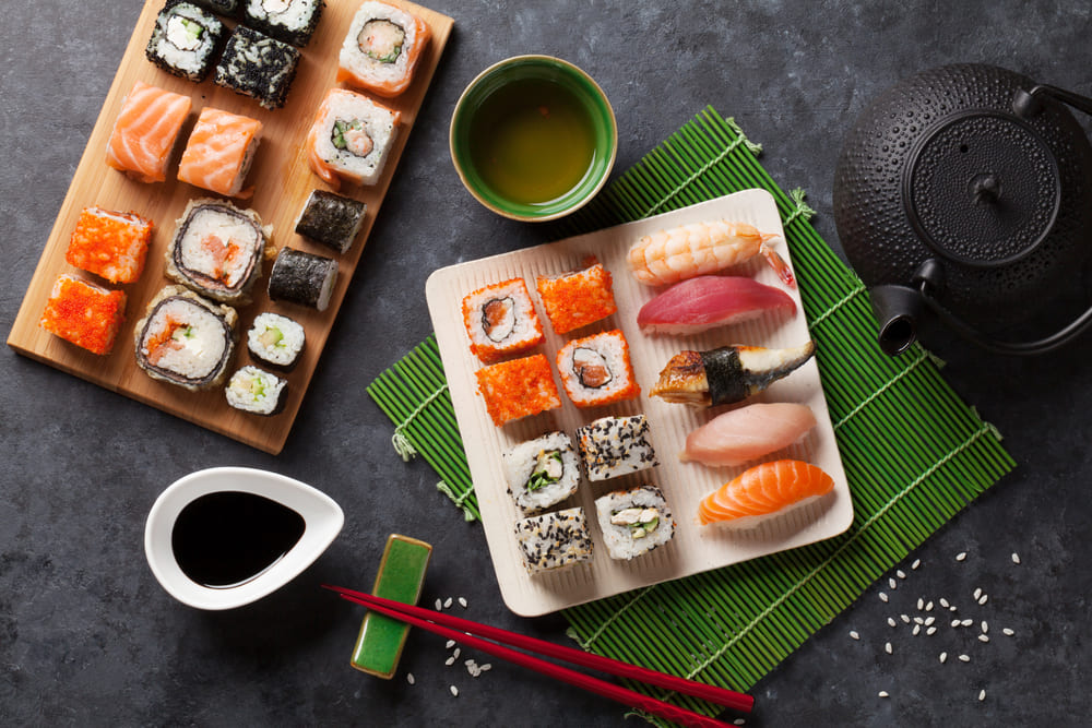 foto de um combinado de sushis, representando como abrir um restaurante japonês