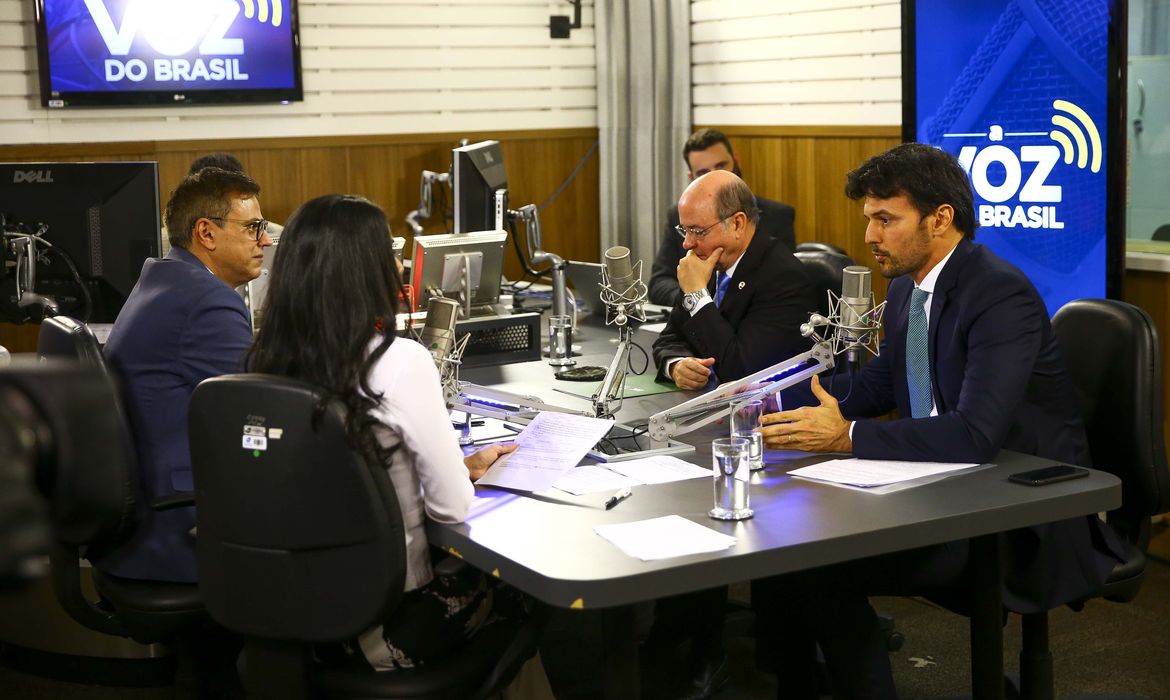 O ministro das Comunicações, Fábio Faria, participa do programa Voz do Brasil.