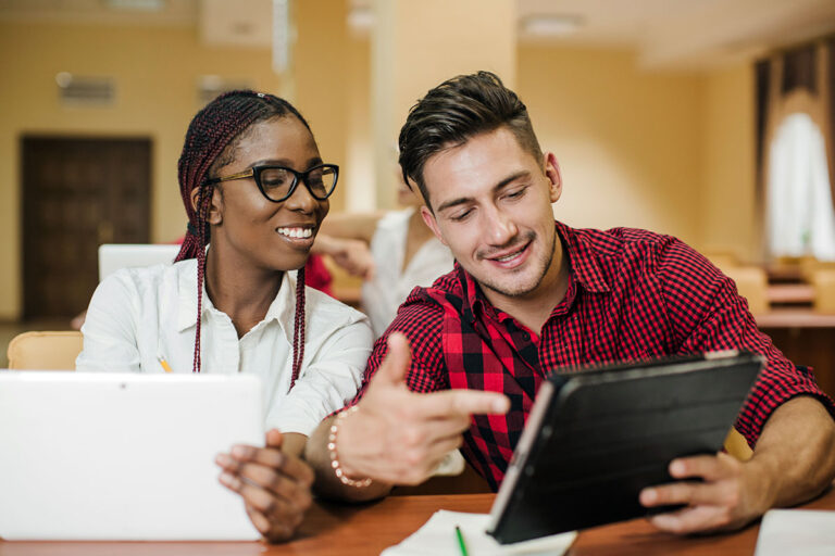 Contadores e estudantes de contabilidade comemoram projeção salarial 2025