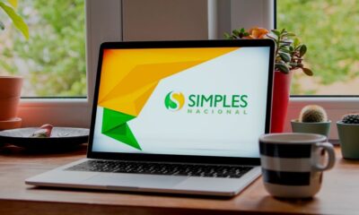 computador com a logo do simples nacional