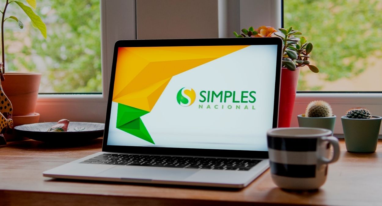 computador com a logo do simples nacional