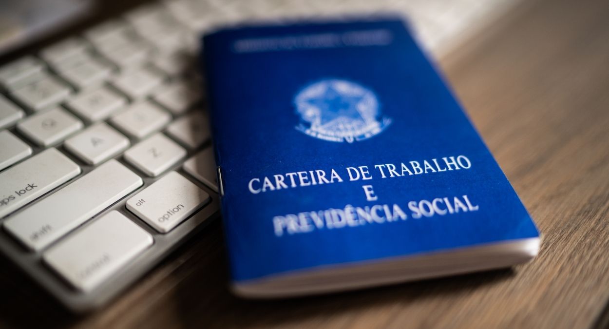 A lei permite pagar a rescisão trabalhista de forma parcelada