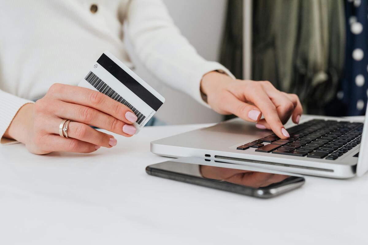 Pesquisa mostra que brasileiros preferem usar Inteligência Artificial na hora de comprar online