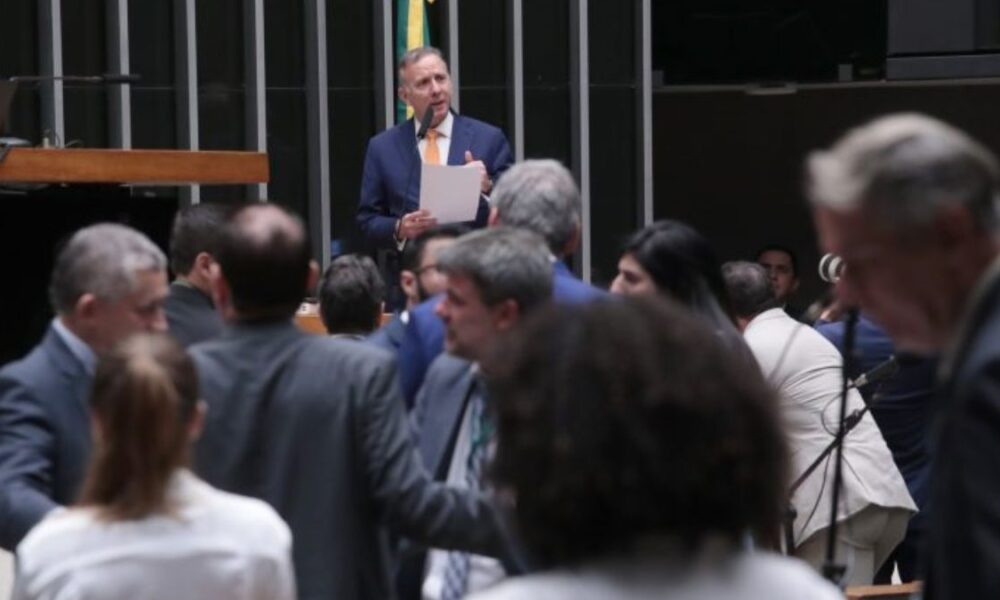 Câmara aprova projeto que reduz benefícios fiscais federais e aumenta tributação de bets e fintechs