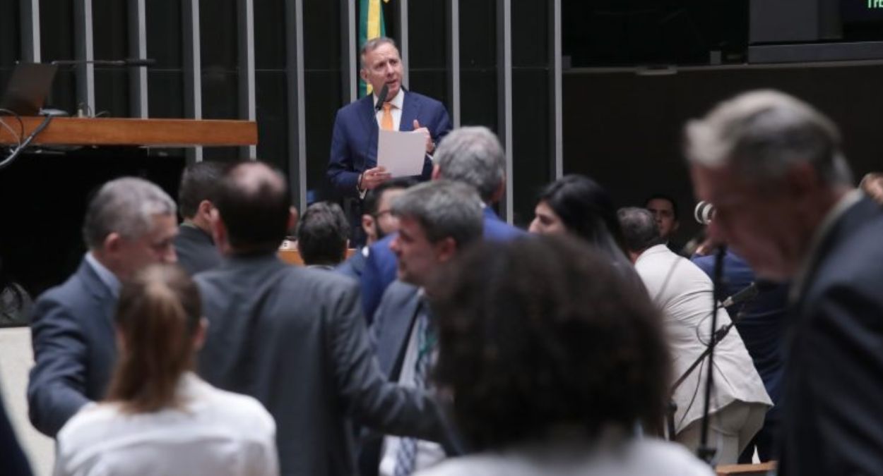 Câmara aprova projeto que reduz benefícios fiscais federais e aumenta tributação de bets e fintechs