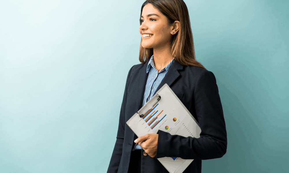 empresária segurando análises de sua empresa