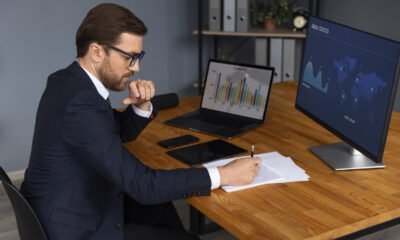 homem em um escritório analisando dados