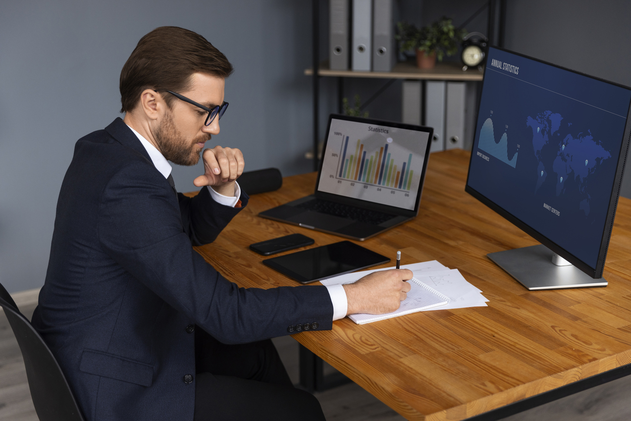 homem em um escritório analisando dados