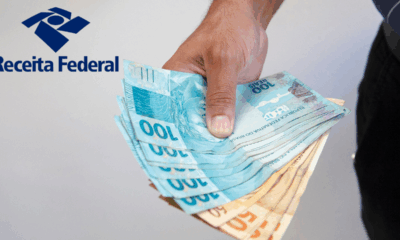 Pessoa segurando dinheiro e logo da Receita Federal