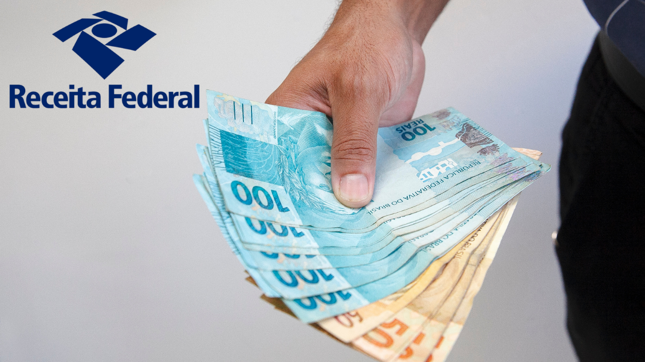 Pessoa segurando dinheiro e logo da Receita Federal