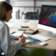 mulher anotando estatísticas de finanças