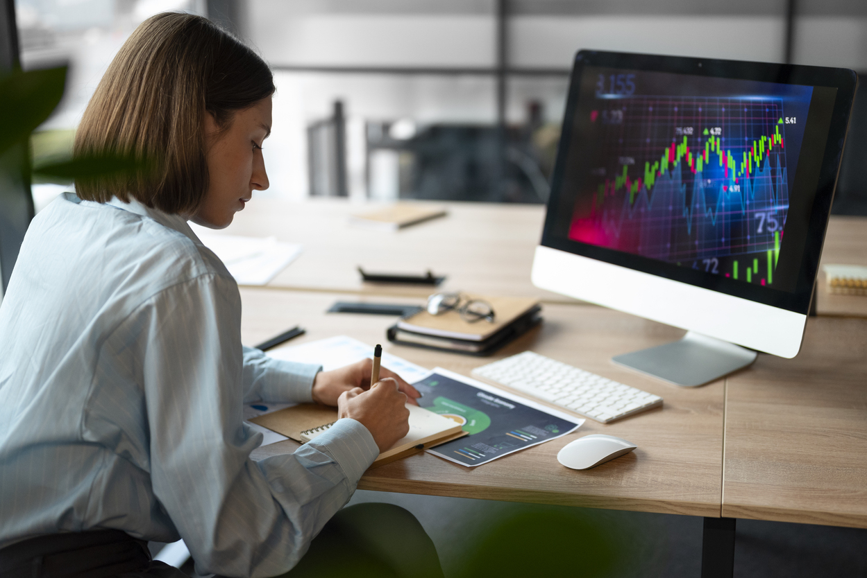 mulher anotando estatísticas de finanças