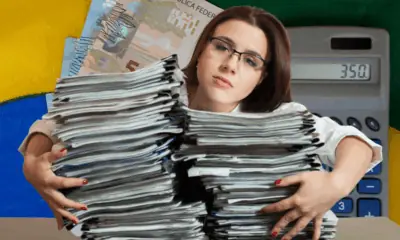 Mulher cansada com diversos cadernos e de fundo a bandeira do Brasil com dinheiro